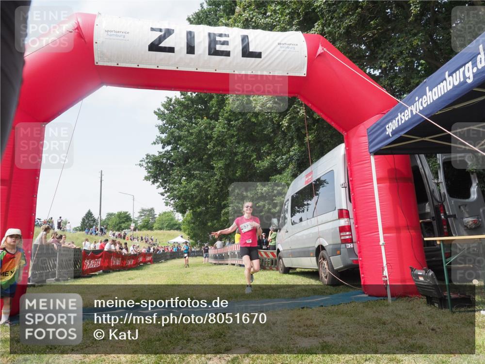 15.06.2025 - 27. Vierlanden-Triathlon KatJ http://msf.ph/oto/8051670 15.06.2025 11:40:23 Ziel 562 meine-sportfotos.de