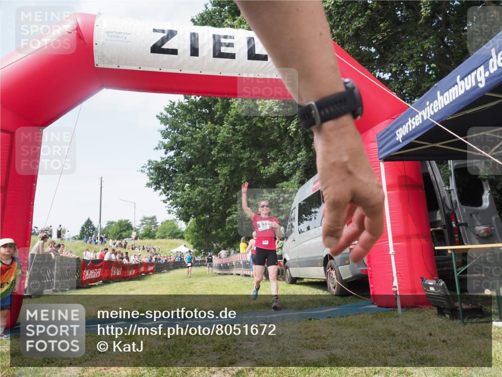15.06.2025 - 27. Vierlanden-Triathlon KatJ http://msf.ph/oto/8051672 15.06.2025 11:40:23 Ziel 562 meine-sportfotos.de