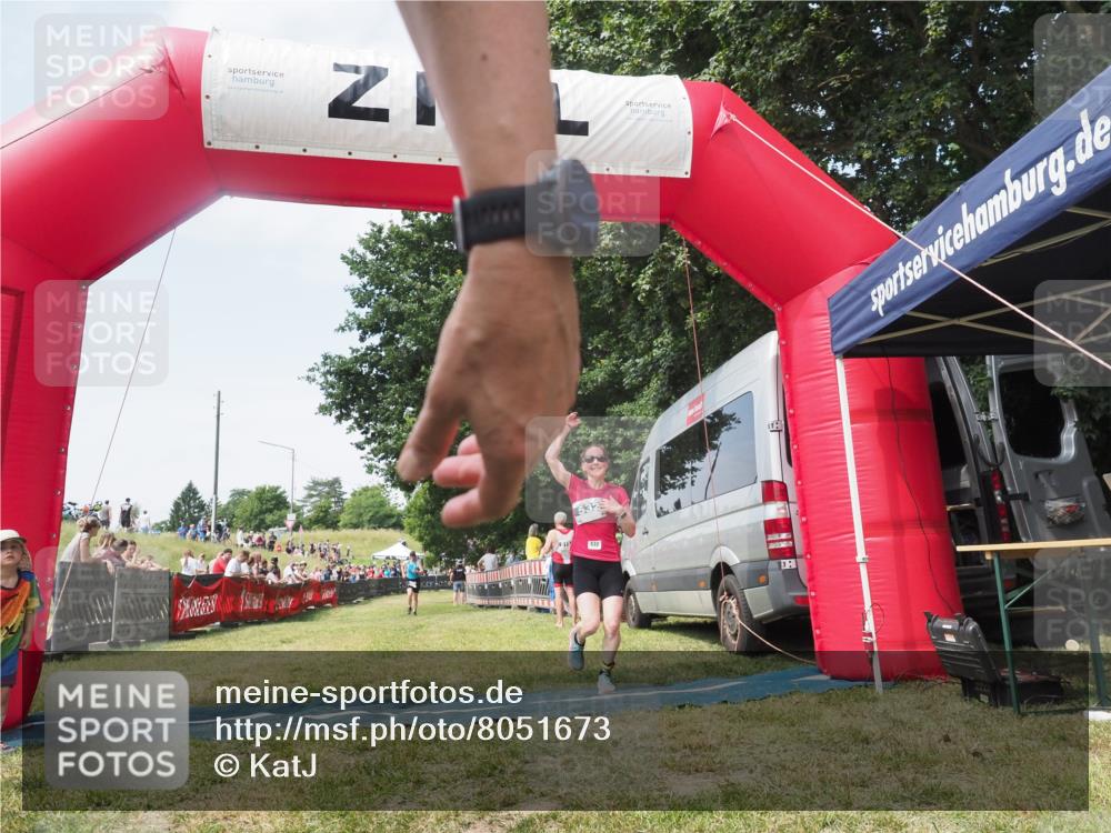 15.06.2025 - 27. Vierlanden-Triathlon KatJ http://msf.ph/oto/8051673 15.06.2025 11:40:23 Ziel 562 meine-sportfotos.de