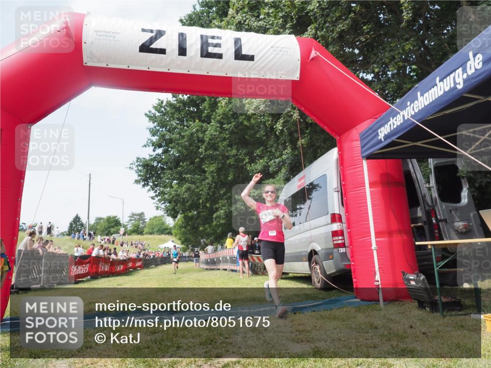 21.06.2025 - 27. Vierlanden-Triathlon KatJ http://msf.ph/oto/8051675 15.06.2025 11:40:23 Ziel 562 meine-sportfotos.de
