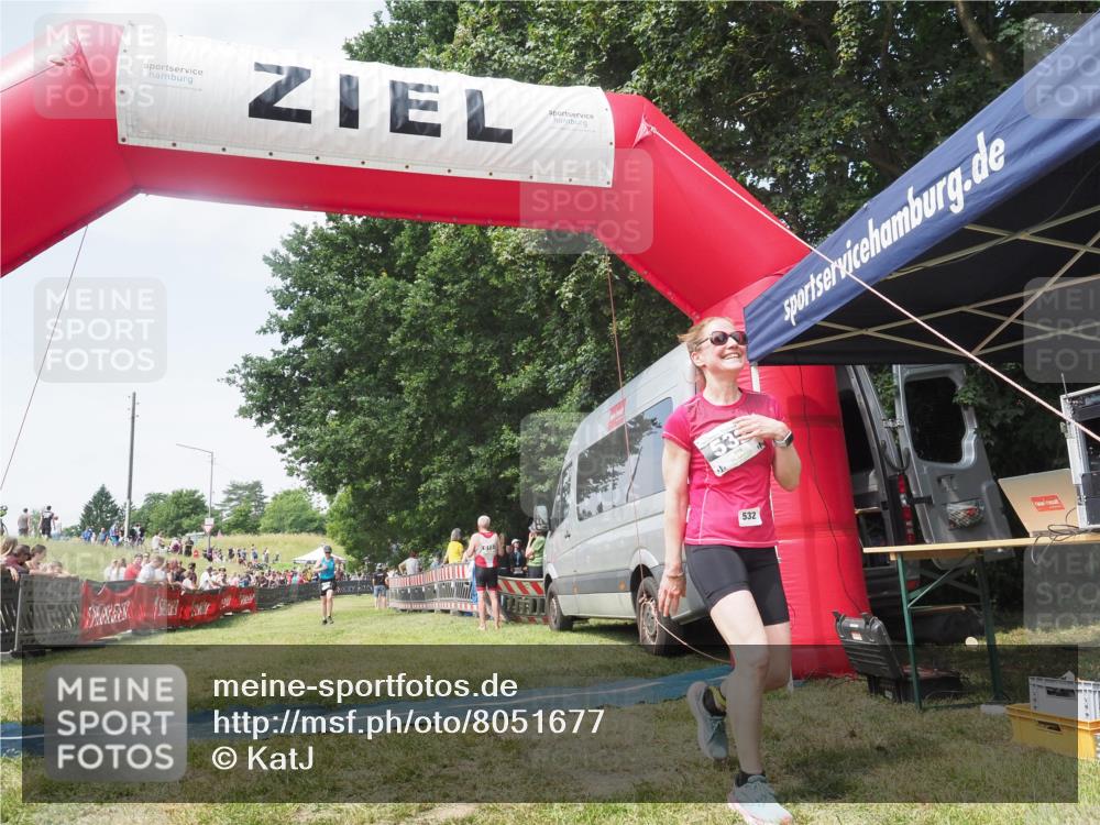 15.06.2025 - 27. Vierlanden-Triathlon KatJ http://msf.ph/oto/8051677 15.06.2025 11:40:24 Ziel 562 meine-sportfotos.de