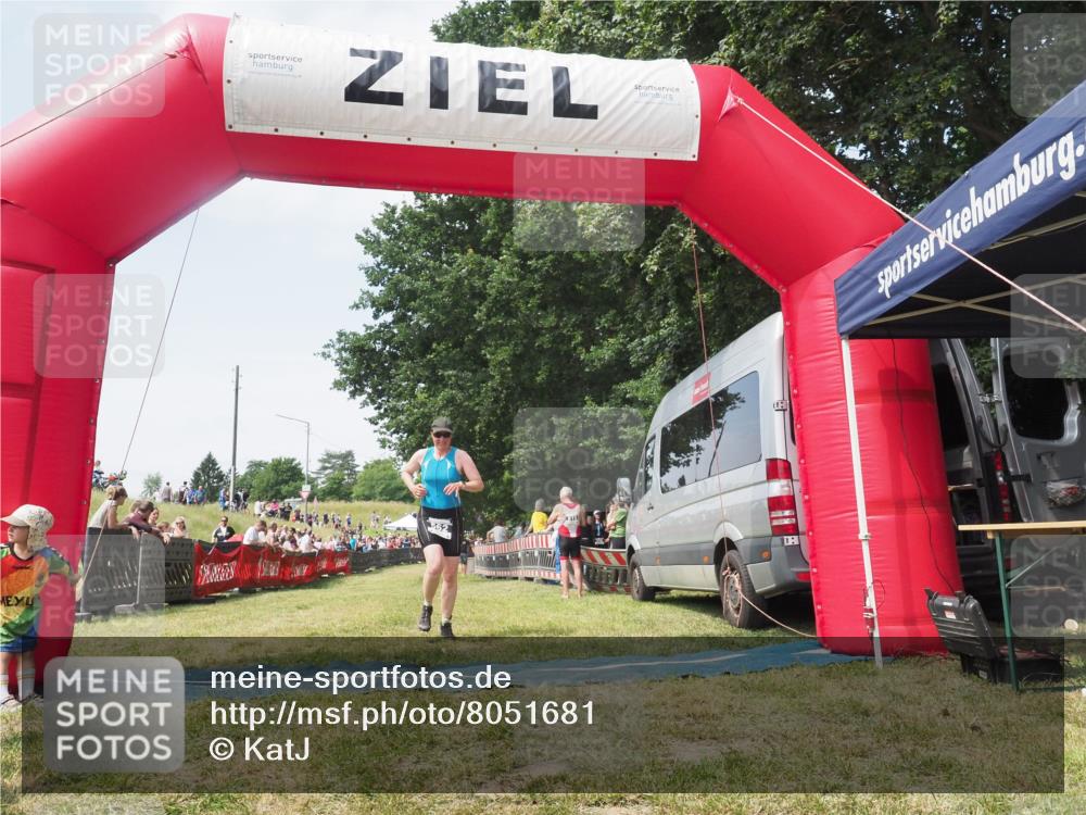 21.06.2025 - 27. Vierlanden-Triathlon KatJ http://msf.ph/oto/8051681 15.06.2025 11:40:29 Ziel  meine-sportfotos.de
