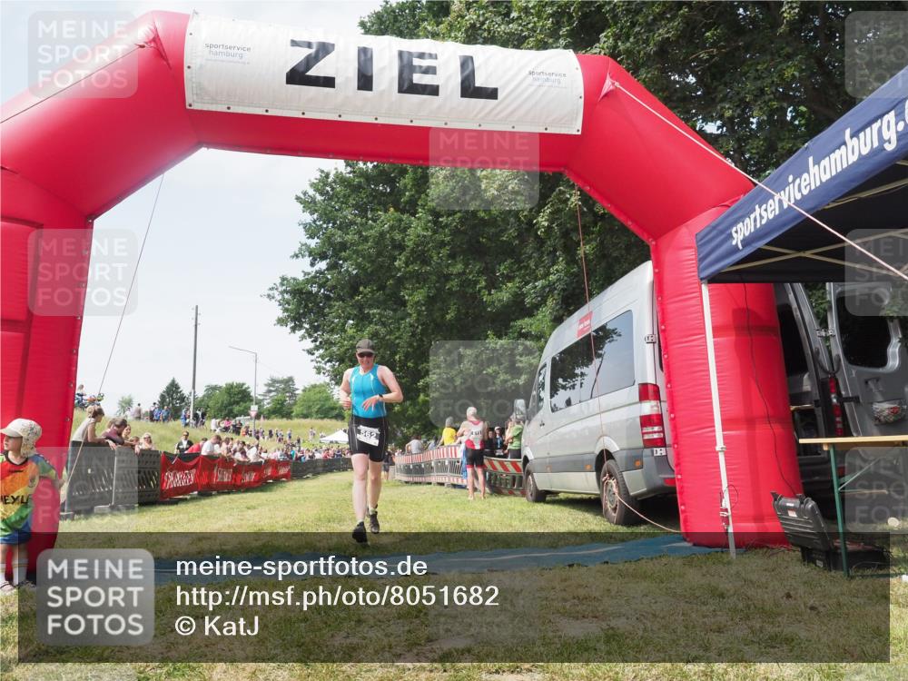 21.06.2025 - 27. Vierlanden-Triathlon KatJ http://msf.ph/oto/8051682 15.06.2025 11:40:29 Ziel  meine-sportfotos.de