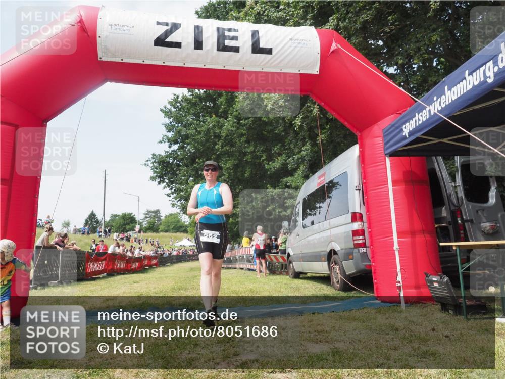 15.06.2025 - 27. Vierlanden-Triathlon KatJ http://msf.ph/oto/8051686 15.06.2025 11:40:29 Ziel  meine-sportfotos.de