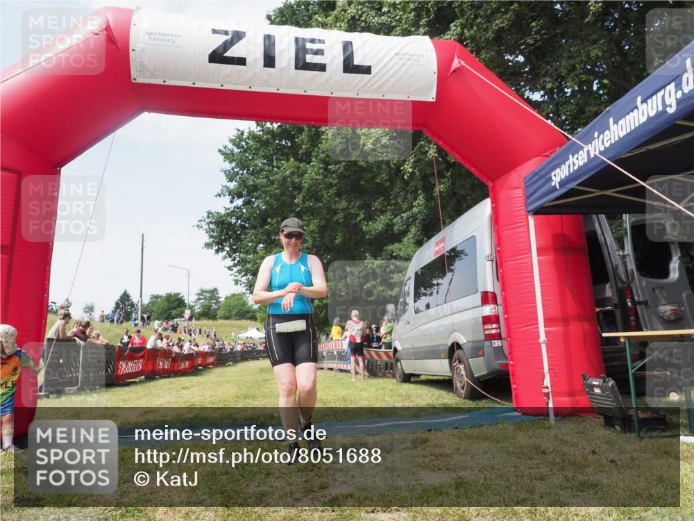 15.06.2025 - 27. Vierlanden-Triathlon KatJ http://msf.ph/oto/8051688 15.06.2025 11:40:30 Ziel  meine-sportfotos.de