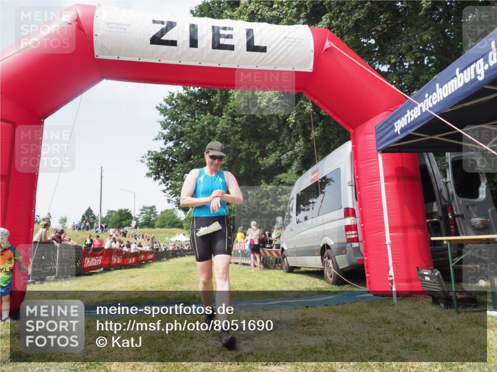 21.06.2025 - 27. Vierlanden-Triathlon KatJ http://msf.ph/oto/8051690 15.06.2025 11:40:30 Ziel  meine-sportfotos.de