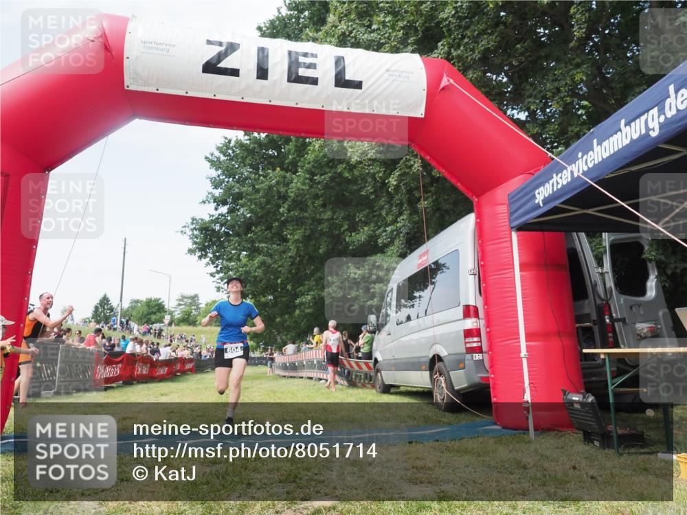 21.06.2025 - 27. Vierlanden-Triathlon KatJ http://msf.ph/oto/8051714 15.06.2025 11:40:57 Ziel  meine-sportfotos.de