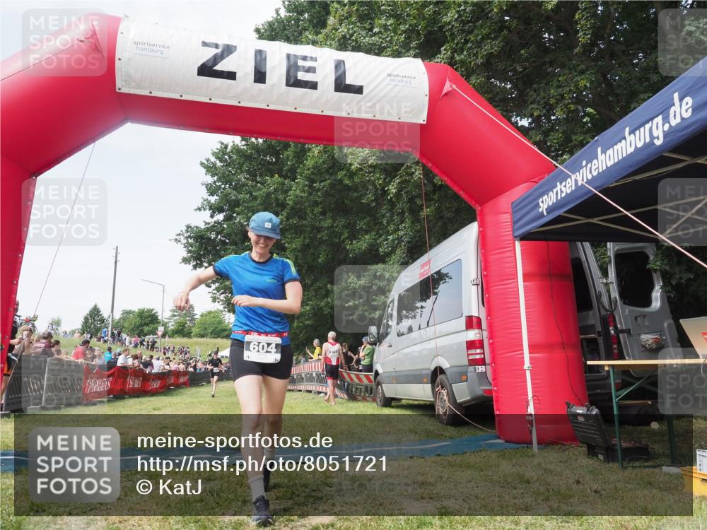 21.06.2025 - 27. Vierlanden-Triathlon KatJ http://msf.ph/oto/8051721 15.06.2025 11:40:59 Ziel  meine-sportfotos.de