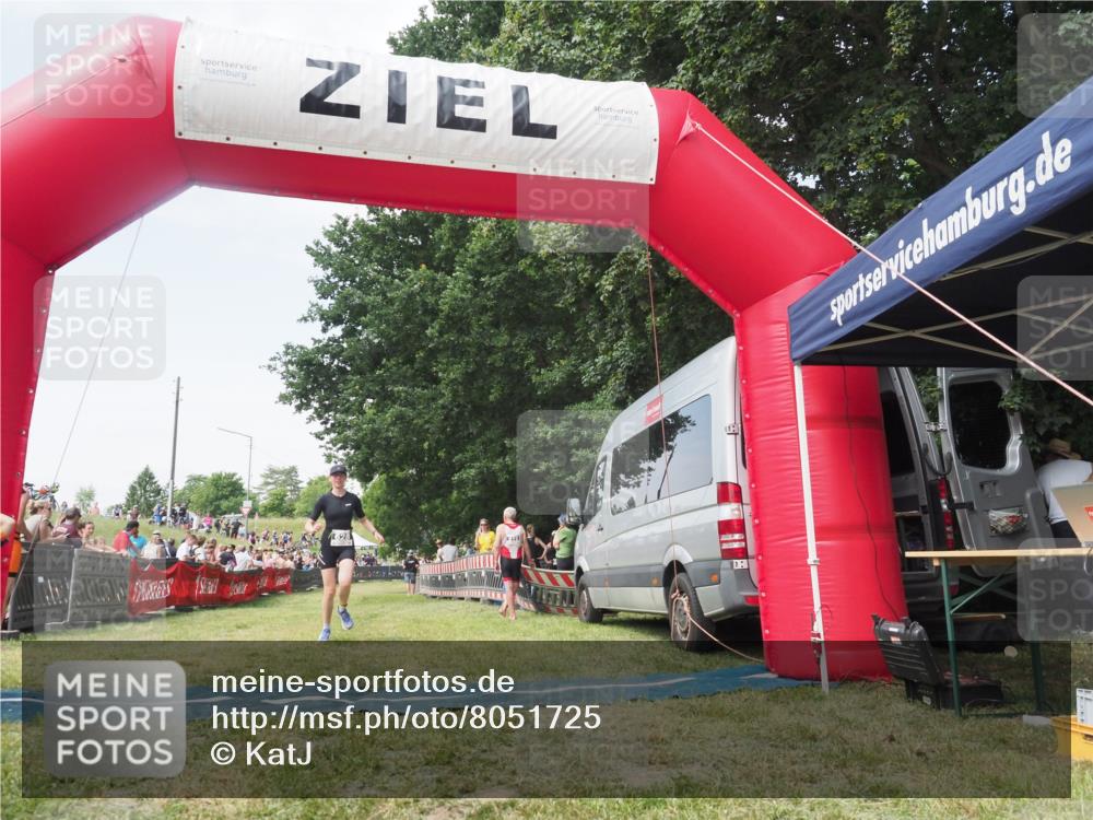 21.06.2025 - 27. Vierlanden-Triathlon KatJ http://msf.ph/oto/8051725 15.06.2025 11:41:02 Ziel  meine-sportfotos.de