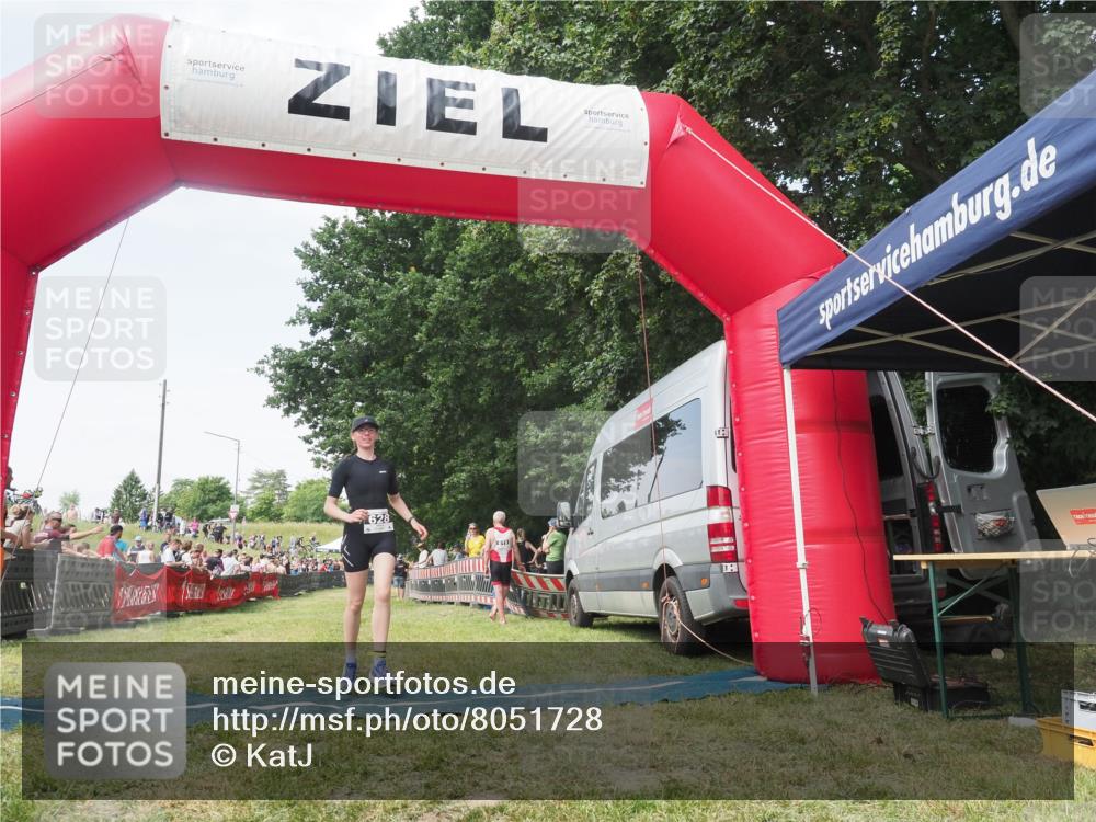 21.06.2025 - 27. Vierlanden-Triathlon KatJ http://msf.ph/oto/8051728 15.06.2025 11:41:03 Ziel  meine-sportfotos.de