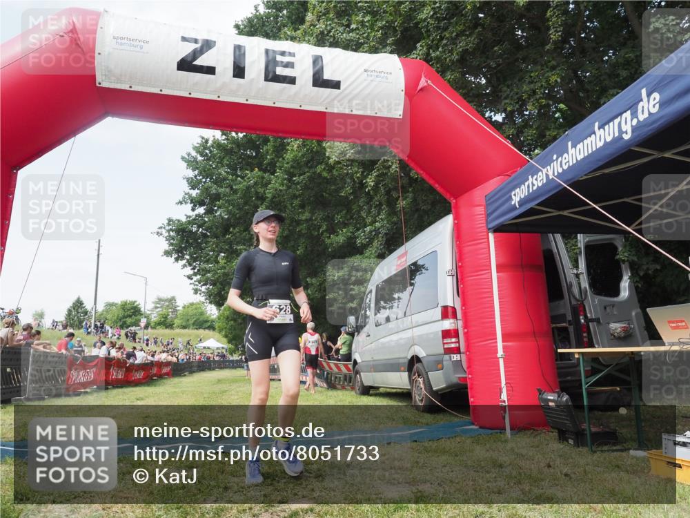 15.06.2025 - 27. Vierlanden-Triathlon KatJ http://msf.ph/oto/8051733 15.06.2025 11:41:03 Ziel  meine-sportfotos.de