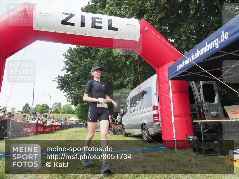 21.06.2025 - 27. Vierlanden-Triathlon KatJ http://msf.ph/oto/8051734 15.06.2025 11:41:03 Ziel  meine-sportfotos.de