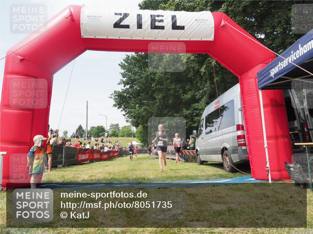 21.06.2025 - 27. Vierlanden-Triathlon KatJ http://msf.ph/oto/8051735 15.06.2025 11:41:45 Ziel 374, 429 meine-sportfotos.de