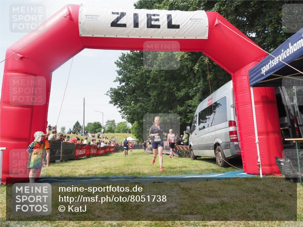 21.06.2025 - 27. Vierlanden-Triathlon KatJ http://msf.ph/oto/8051738 15.06.2025 11:41:45 Ziel 374, 429 meine-sportfotos.de