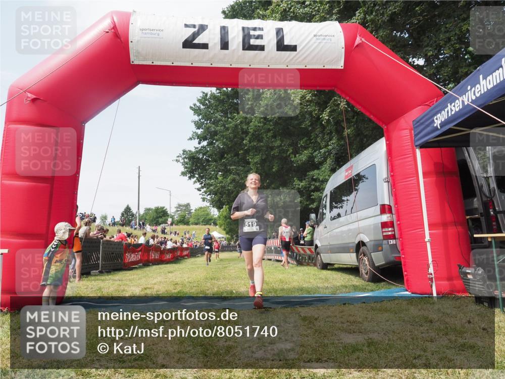 21.06.2025 - 27. Vierlanden-Triathlon KatJ http://msf.ph/oto/8051740 15.06.2025 11:41:46 Ziel 374, 429 meine-sportfotos.de