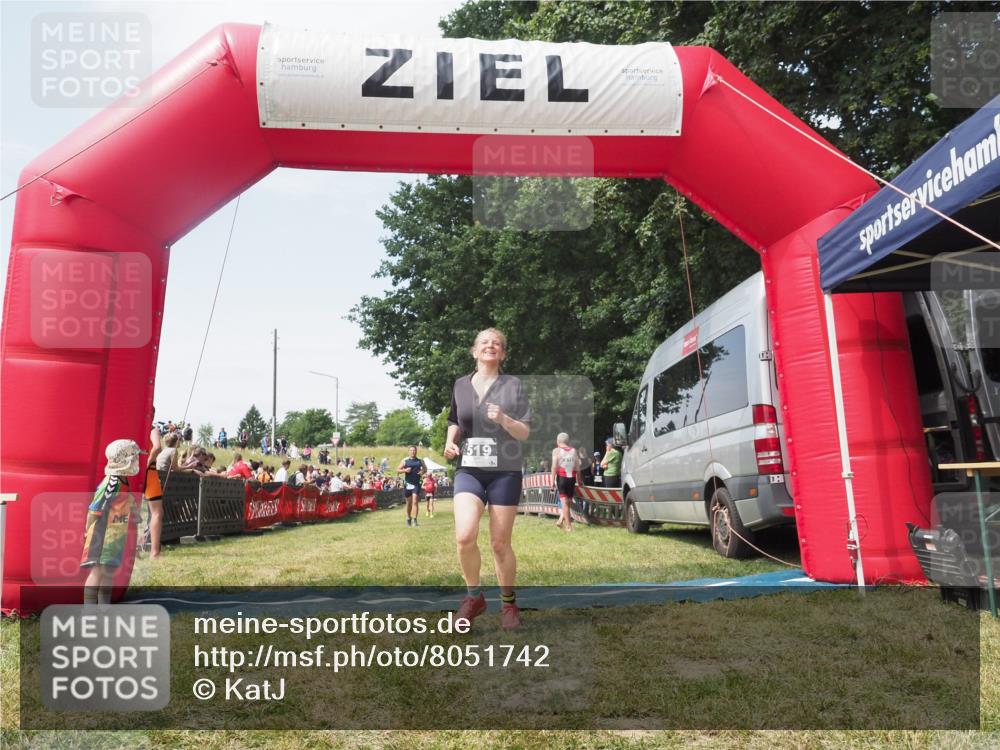 15.06.2025 - 27. Vierlanden-Triathlon KatJ http://msf.ph/oto/8051742 15.06.2025 11:41:46 Ziel 374, 429 meine-sportfotos.de