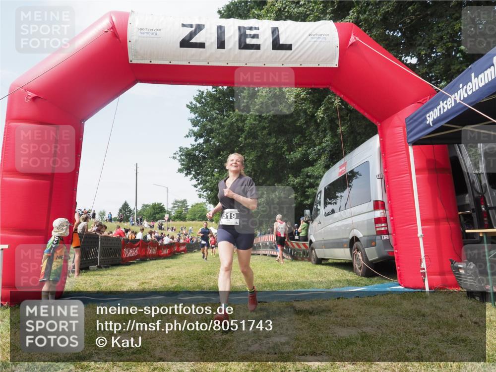21.06.2025 - 27. Vierlanden-Triathlon KatJ http://msf.ph/oto/8051743 15.06.2025 11:41:46 Ziel 374, 429 meine-sportfotos.de