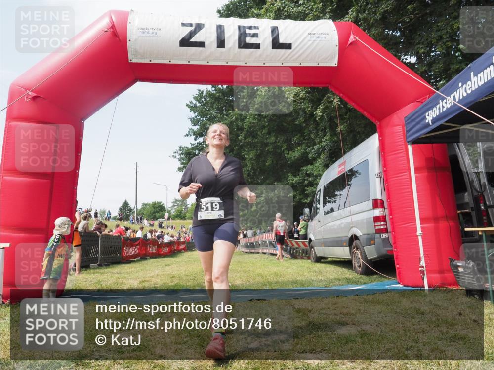 21.06.2025 - 27. Vierlanden-Triathlon KatJ http://msf.ph/oto/8051746 15.06.2025 11:41:47 Ziel 374, 429 meine-sportfotos.de
