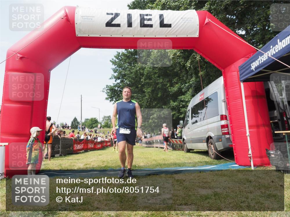 15.06.2025 - 27. Vierlanden-Triathlon KatJ http://msf.ph/oto/8051754 15.06.2025 11:41:51 Ziel 429, 522 meine-sportfotos.de