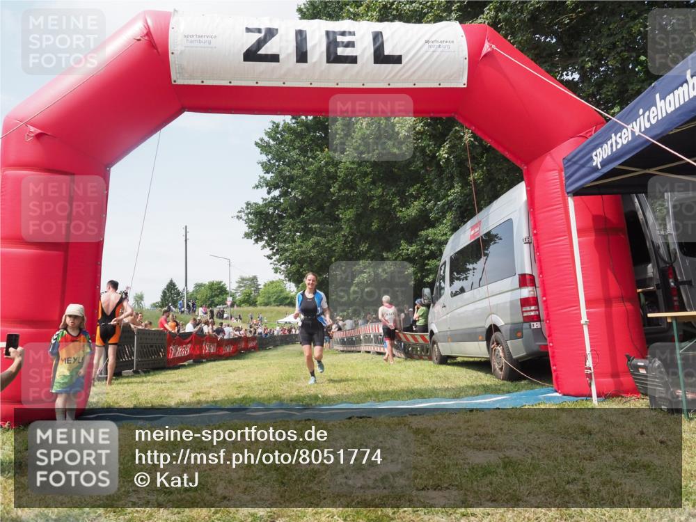 21.06.2025 - 27. Vierlanden-Triathlon KatJ http://msf.ph/oto/8051774 15.06.2025 11:42:03 Ziel  meine-sportfotos.de