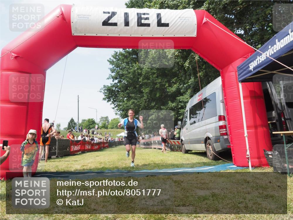 15.06.2025 - 27. Vierlanden-Triathlon KatJ http://msf.ph/oto/8051777 15.06.2025 11:42:03 Ziel  meine-sportfotos.de