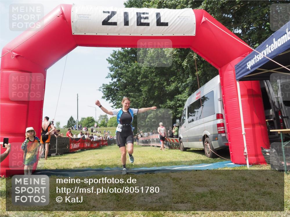 21.06.2025 - 27. Vierlanden-Triathlon KatJ http://msf.ph/oto/8051780 15.06.2025 11:42:04 Ziel  meine-sportfotos.de