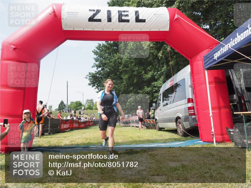 21.06.2025 - 27. Vierlanden-Triathlon KatJ http://msf.ph/oto/8051782 15.06.2025 11:42:04 Ziel  meine-sportfotos.de