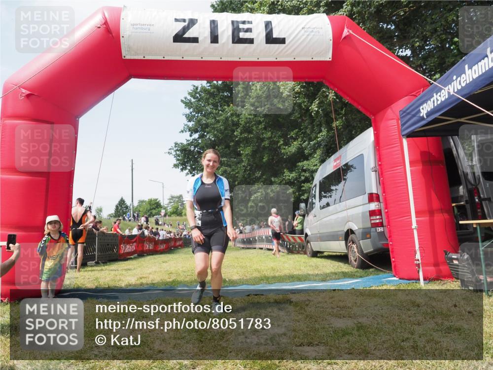 21.06.2025 - 27. Vierlanden-Triathlon KatJ http://msf.ph/oto/8051783 15.06.2025 11:42:04 Ziel  meine-sportfotos.de