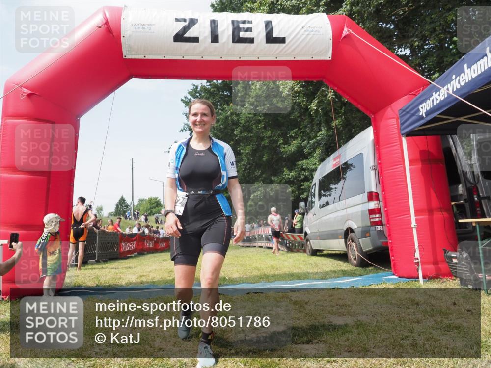 21.06.2025 - 27. Vierlanden-Triathlon KatJ http://msf.ph/oto/8051786 15.06.2025 11:42:05 Ziel  meine-sportfotos.de