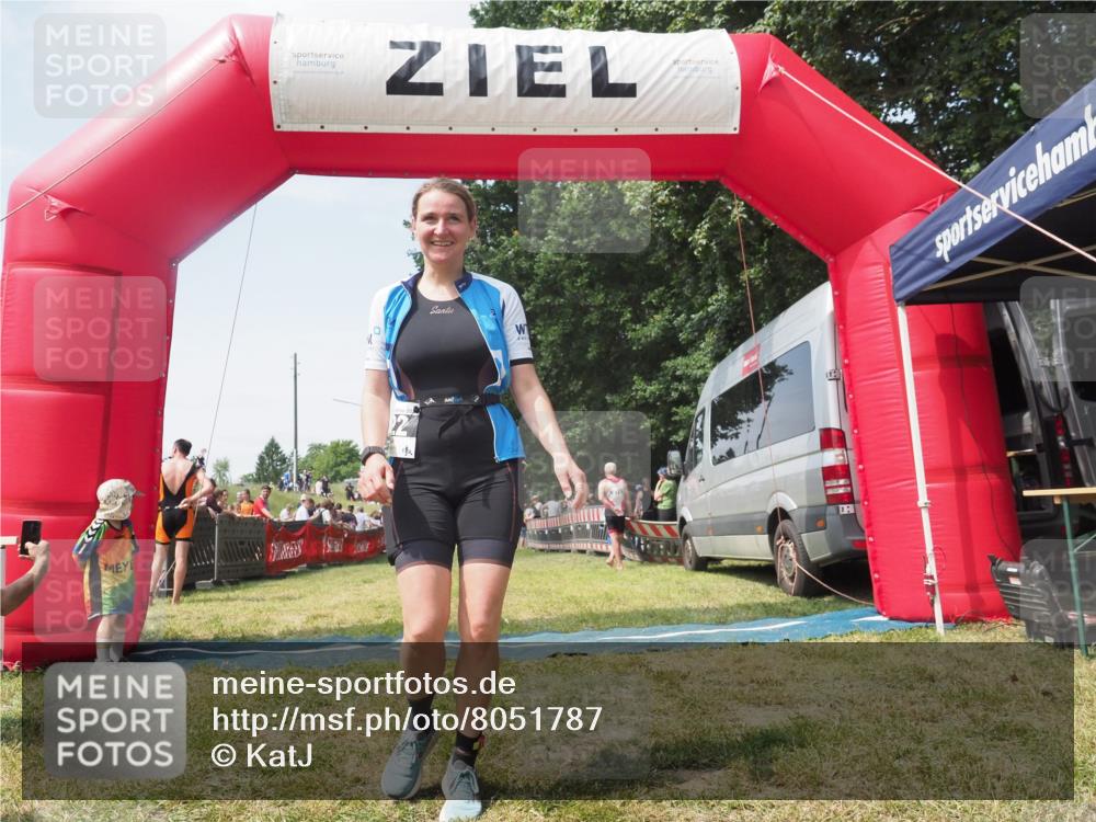 21.06.2025 - 27. Vierlanden-Triathlon KatJ http://msf.ph/oto/8051787 15.06.2025 11:42:05 Ziel  meine-sportfotos.de