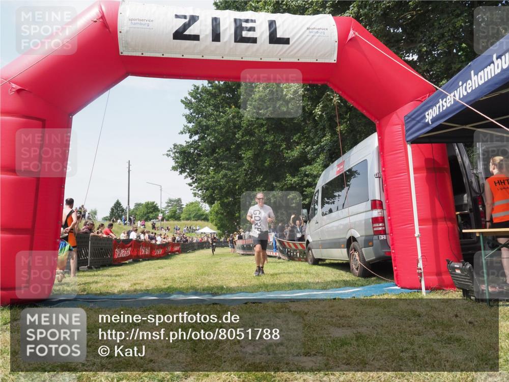 21.06.2025 - 27. Vierlanden-Triathlon KatJ http://msf.ph/oto/8051788 15.06.2025 11:42:26 Ziel 619 meine-sportfotos.de
