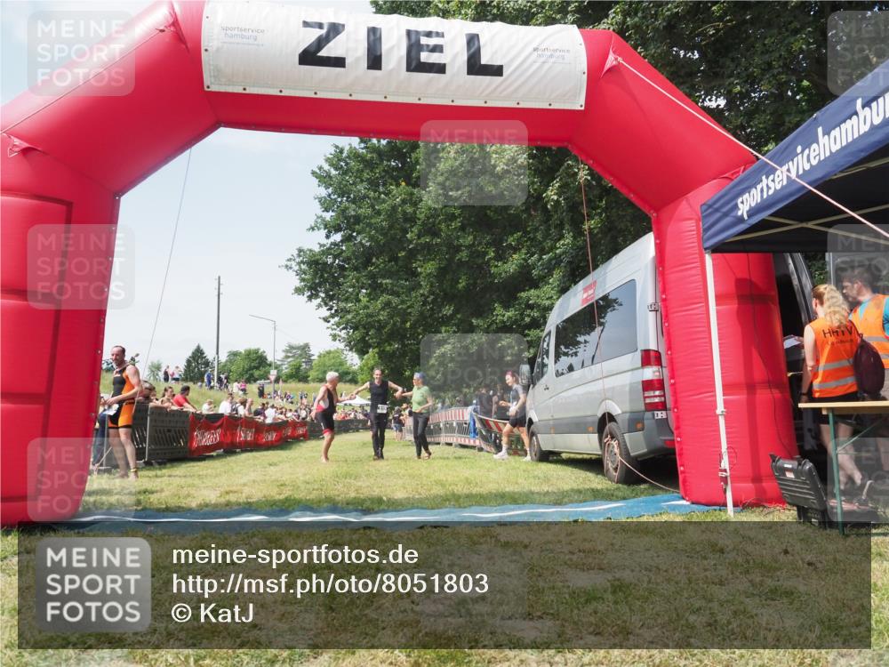 15.06.2025 - 27. Vierlanden-Triathlon KatJ http://msf.ph/oto/8051803 15.06.2025 11:42:32 Ziel 569, 619 meine-sportfotos.de