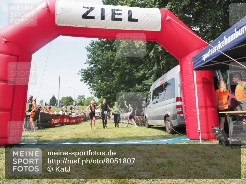 15.06.2025 - 27. Vierlanden-Triathlon KatJ http://msf.ph/oto/8051807 15.06.2025 11:42:33 Ziel 569, 619 meine-sportfotos.de
