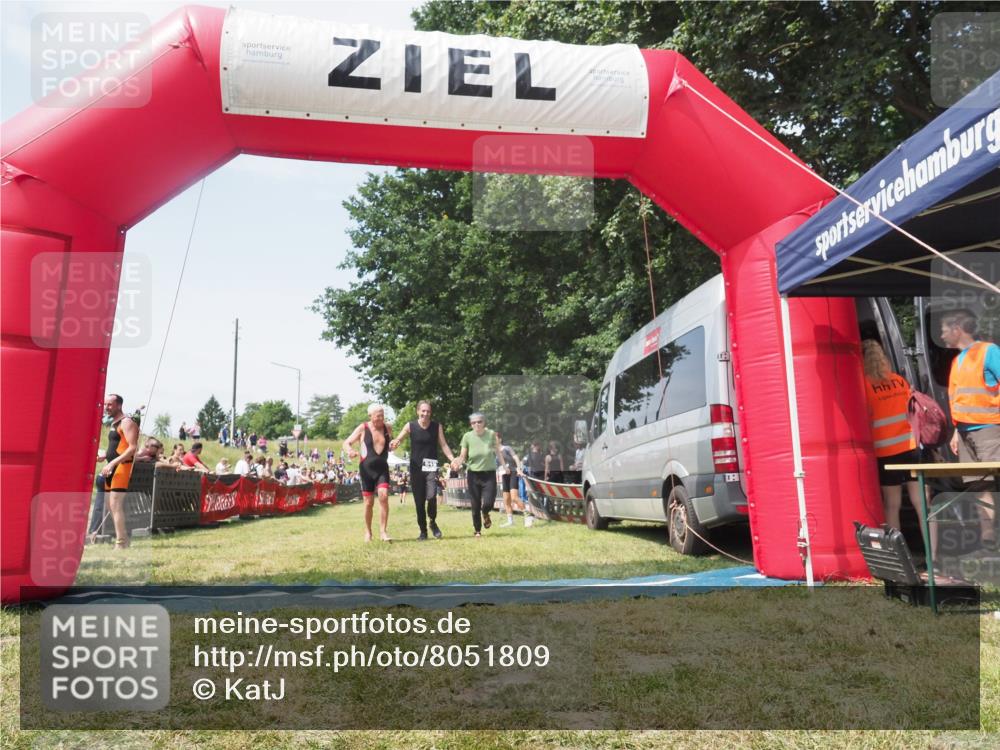 21.06.2025 - 27. Vierlanden-Triathlon KatJ http://msf.ph/oto/8051809 15.06.2025 11:42:33 Ziel 569, 619 meine-sportfotos.de