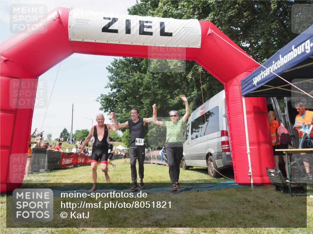 21.06.2025 - 27. Vierlanden-Triathlon KatJ http://msf.ph/oto/8051821 15.06.2025 11:42:35 Ziel 569 meine-sportfotos.de