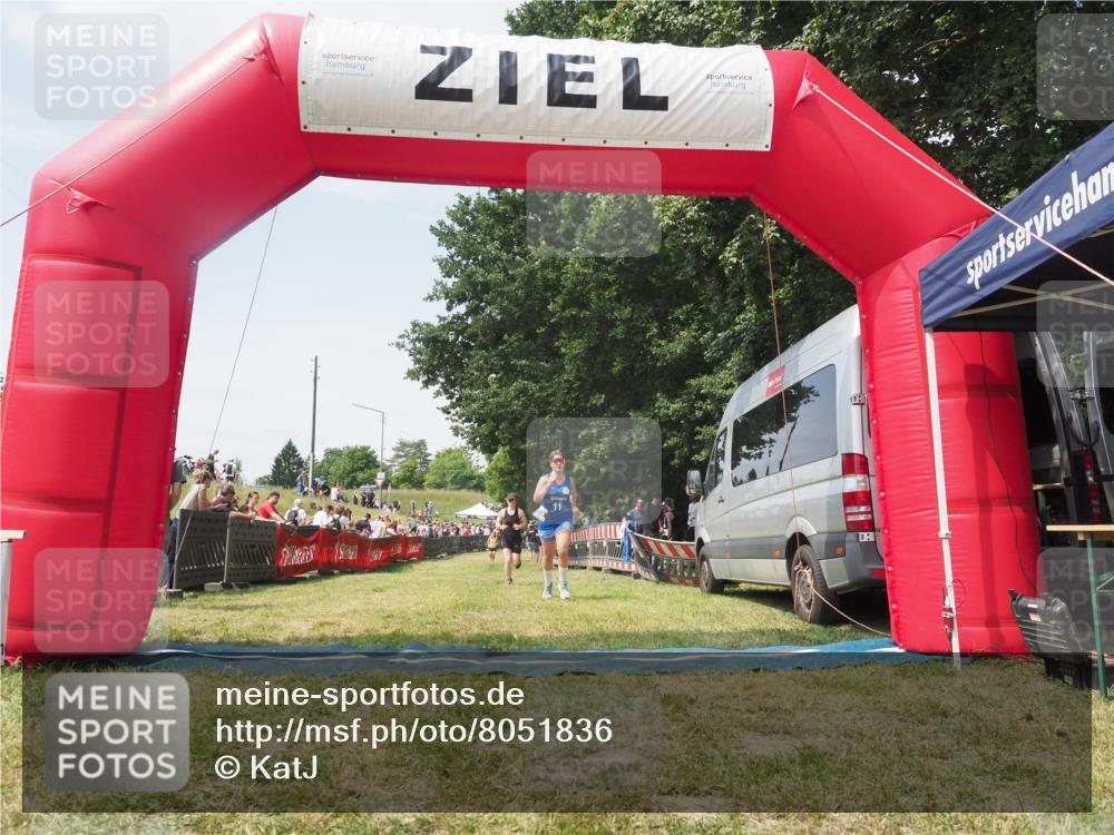 21.06.2025 - 27. Vierlanden-Triathlon KatJ http://msf.ph/oto/8051836 15.06.2025 11:42:53 Ziel 584 meine-sportfotos.de