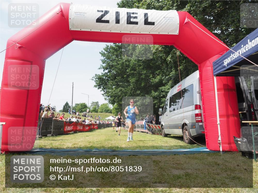 21.06.2025 - 27. Vierlanden-Triathlon KatJ http://msf.ph/oto/8051839 15.06.2025 11:42:54 Ziel 584 meine-sportfotos.de