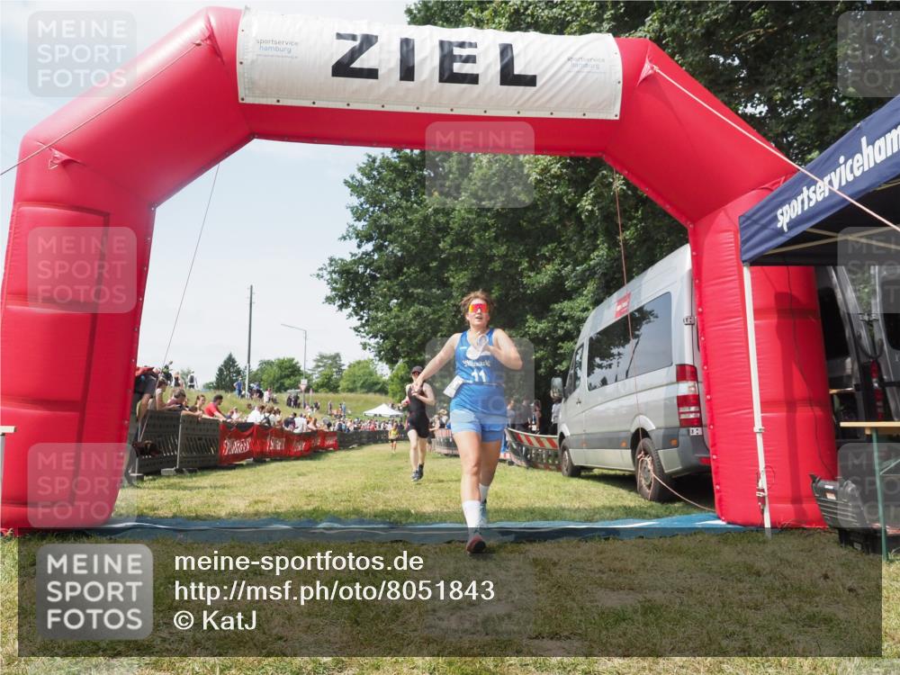 21.06.2025 - 27. Vierlanden-Triathlon KatJ http://msf.ph/oto/8051843 15.06.2025 11:42:55 Ziel 584 meine-sportfotos.de