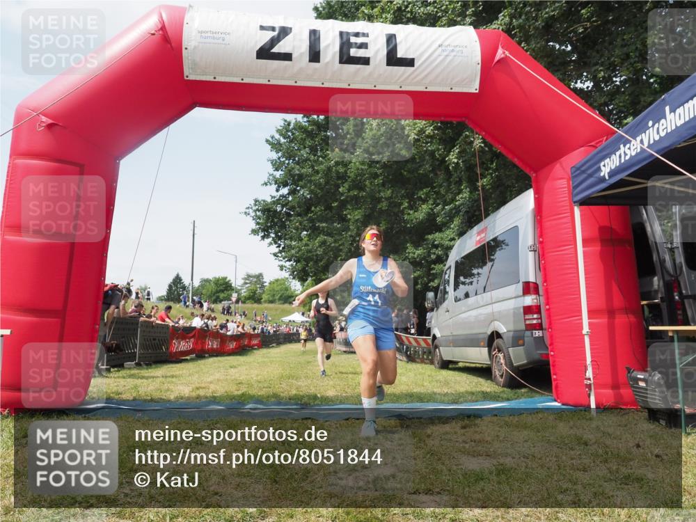 21.06.2025 - 27. Vierlanden-Triathlon KatJ http://msf.ph/oto/8051844 15.06.2025 11:42:55 Ziel 584 meine-sportfotos.de