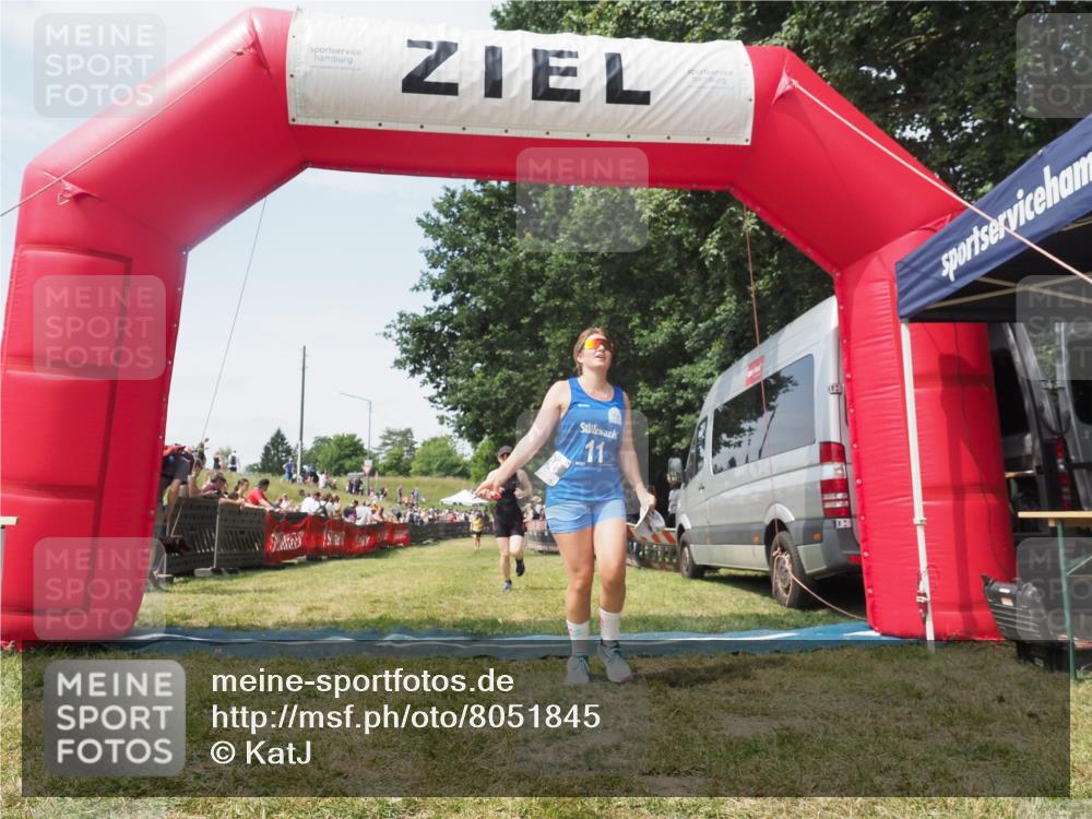 21.06.2025 - 27. Vierlanden-Triathlon KatJ http://msf.ph/oto/8051845 15.06.2025 11:42:55 Ziel 584 meine-sportfotos.de