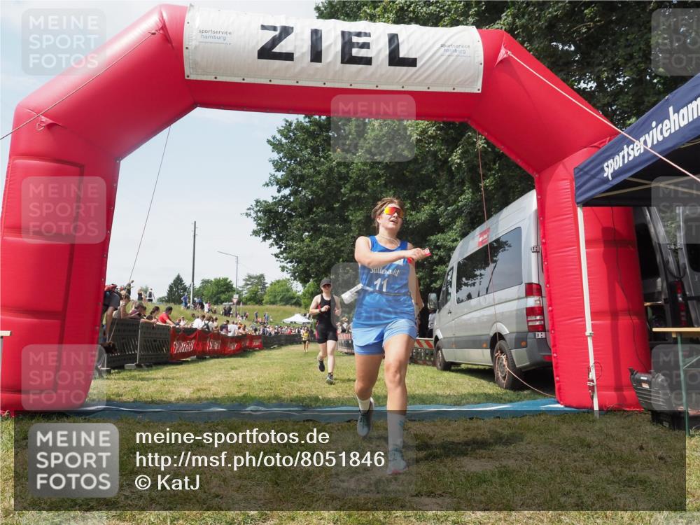 21.06.2025 - 27. Vierlanden-Triathlon KatJ http://msf.ph/oto/8051846 15.06.2025 11:42:55 Ziel 584 meine-sportfotos.de