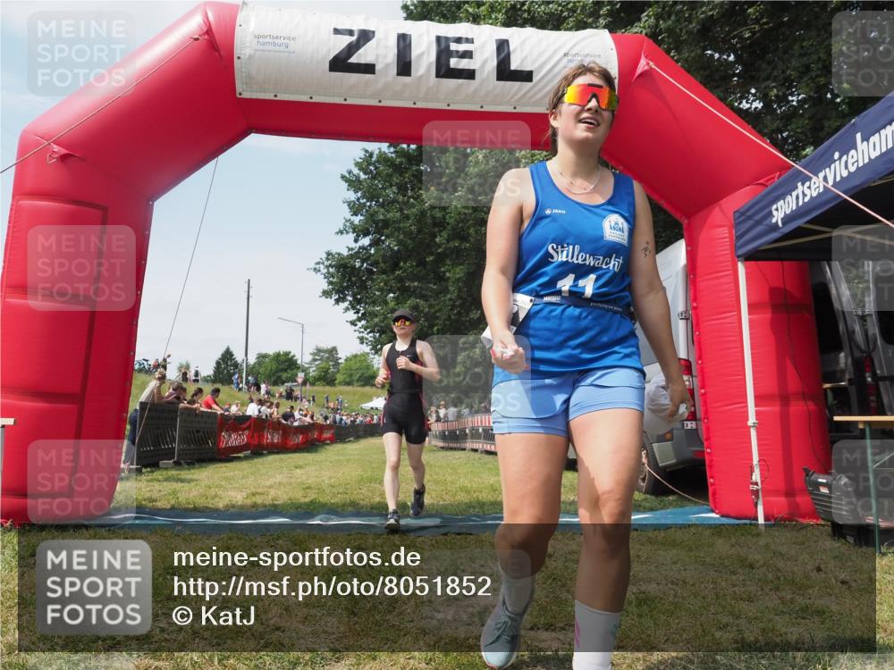 21.06.2025 - 27. Vierlanden-Triathlon KatJ http://msf.ph/oto/8051852 15.06.2025 11:42:56 Ziel 584 meine-sportfotos.de