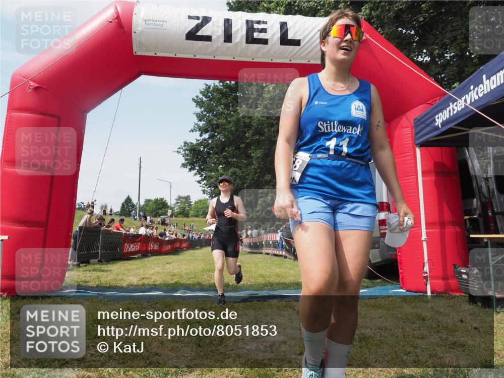 21.06.2025 - 27. Vierlanden-Triathlon KatJ http://msf.ph/oto/8051853 15.06.2025 11:42:56 Ziel 584 meine-sportfotos.de