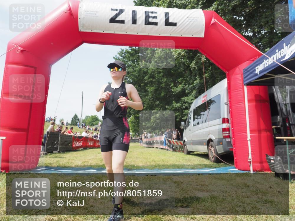 21.06.2025 - 27. Vierlanden-Triathlon KatJ http://msf.ph/oto/8051859 15.06.2025 11:42:57 Ziel 584 meine-sportfotos.de
