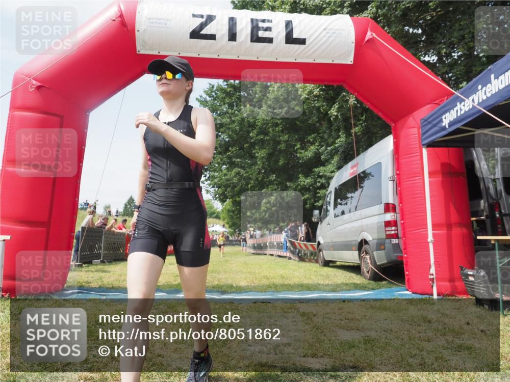21.06.2025 - 27. Vierlanden-Triathlon KatJ http://msf.ph/oto/8051862 15.06.2025 11:42:58 Ziel 584 meine-sportfotos.de