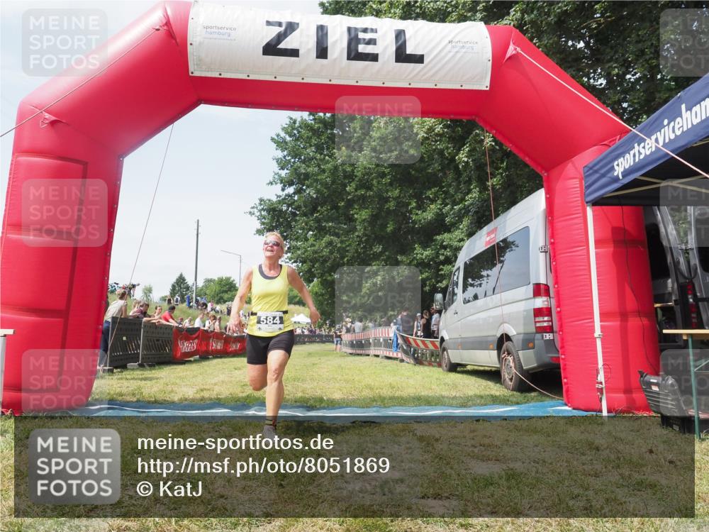 21.06.2025 - 27. Vierlanden-Triathlon KatJ http://msf.ph/oto/8051869 15.06.2025 11:43:02 Ziel  meine-sportfotos.de
