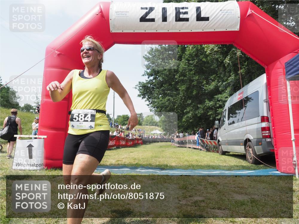 21.06.2025 - 27. Vierlanden-Triathlon KatJ http://msf.ph/oto/8051875 15.06.2025 11:43:03 Ziel  meine-sportfotos.de