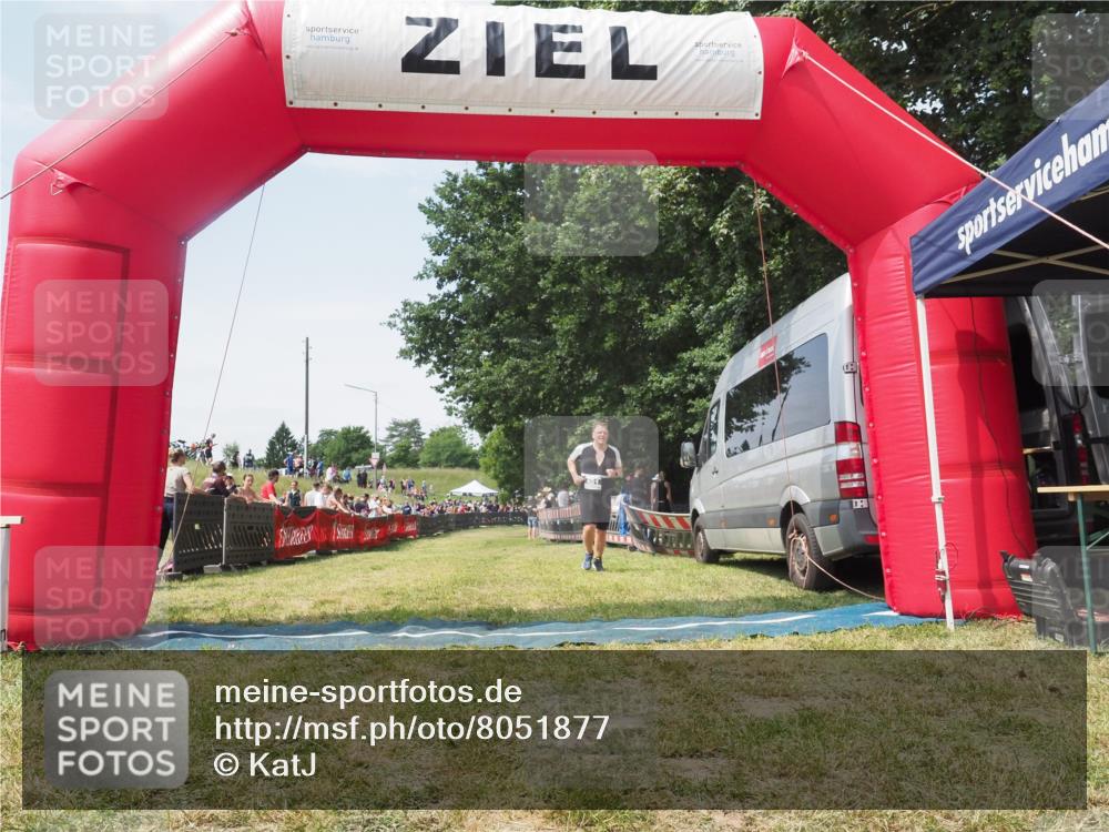 21.06.2025 - 27. Vierlanden-Triathlon KatJ http://msf.ph/oto/8051877 15.06.2025 11:43:28 Ziel  meine-sportfotos.de