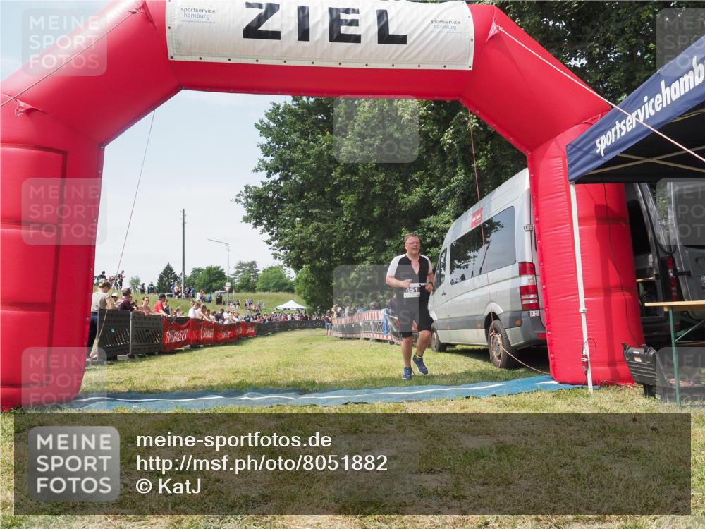 21.06.2025 - 27. Vierlanden-Triathlon KatJ http://msf.ph/oto/8051882 15.06.2025 11:43:29 Ziel  meine-sportfotos.de