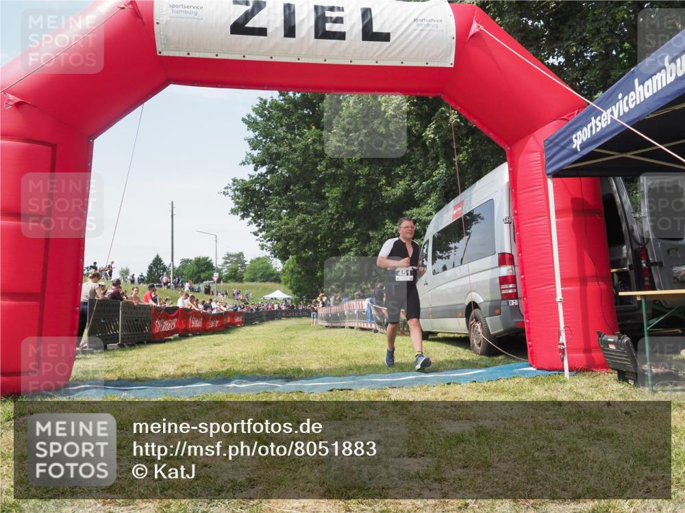 21.06.2025 - 27. Vierlanden-Triathlon KatJ http://msf.ph/oto/8051883 15.06.2025 11:43:29 Ziel  meine-sportfotos.de